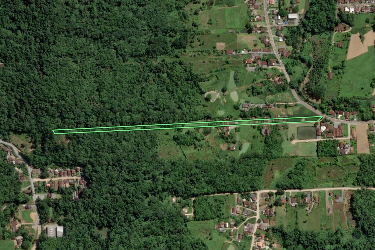 Imagem de satélite do imóvel rural em Pomerode (SC), com o contorno declarado no CAR desenhado por cima.