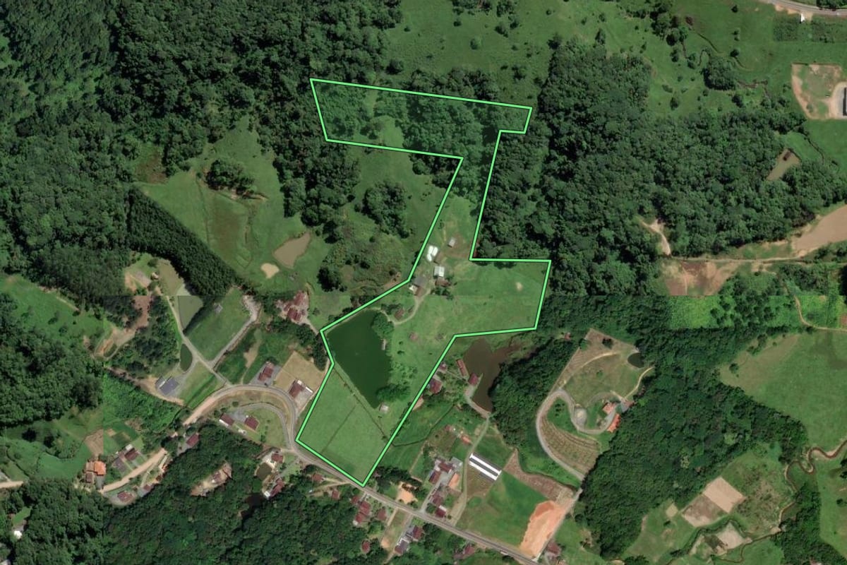 Imagem de satélite do imóvel rural em Pomerode (SC), com o contorno declarado no CAR desenhado por cima.