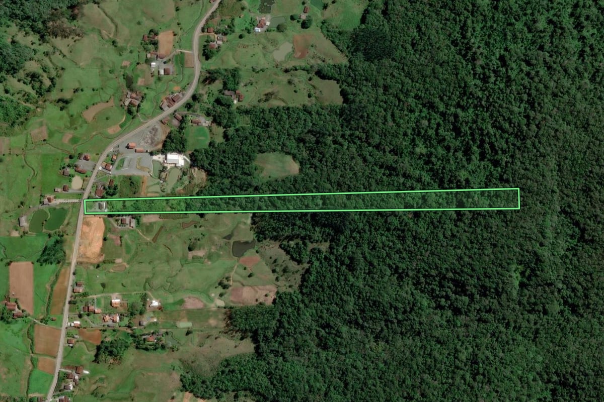 Imagem de satélite do imóvel rural em Pomerode (SC), com o contorno declarado no CAR desenhado por cima.