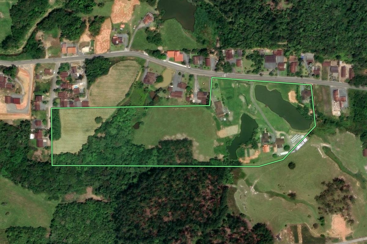 Imagem de satélite do imóvel rural em Pomerode (SC), com o contorno declarado no CAR desenhado por cima.