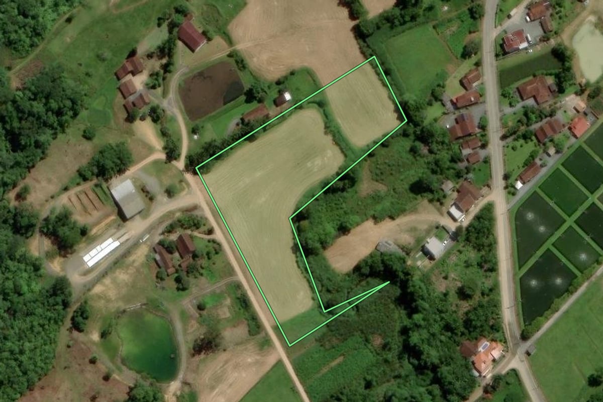 Imagem de satélite do imóvel rural em Pomerode (SC), com o contorno declarado no CAR desenhado por cima.