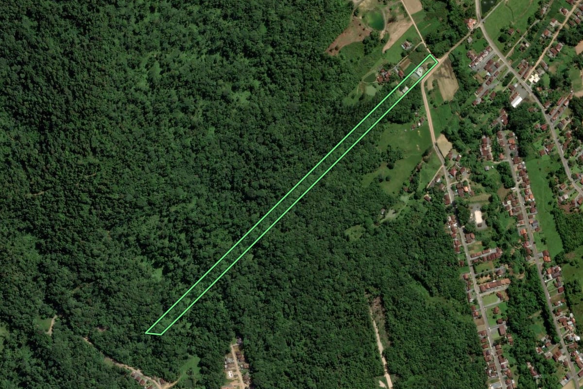 Imagem de satélite do imóvel rural em Pomerode (SC), com o contorno declarado no CAR desenhado por cima.