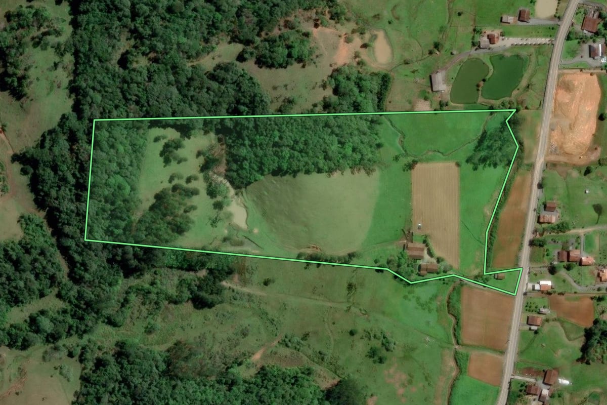 Imagem de satélite do imóvel rural em Pomerode (SC), com o contorno declarado no CAR desenhado por cima.