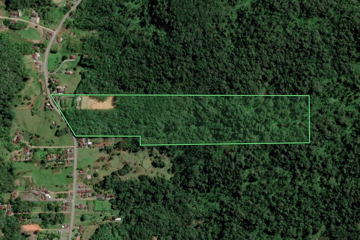 Imagem de satélite do imóvel rural em Pomerode (SC), com o contorno declarado no CAR desenhado por cima.