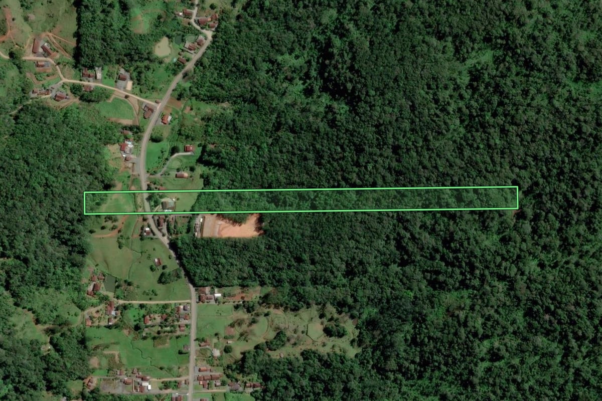 Imagem de satélite do imóvel rural em Pomerode (SC), com o contorno declarado no CAR desenhado por cima.