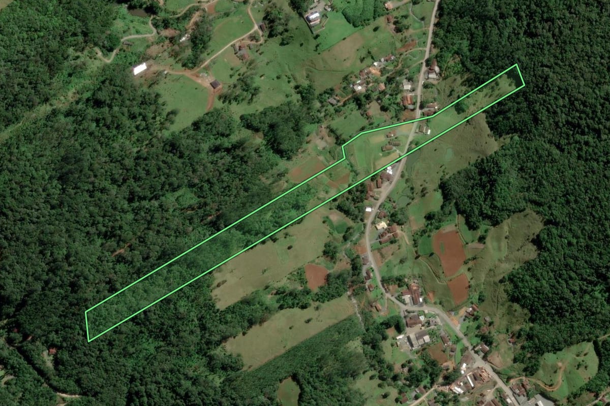 Imagem de satélite do imóvel rural em Pomerode (SC), com o contorno declarado no CAR desenhado por cima.