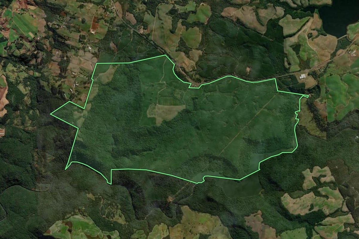 Imagem de satélite do imóvel rural em Ponte Serrada (SC), com o contorno declarado no CAR desenhado por cima.