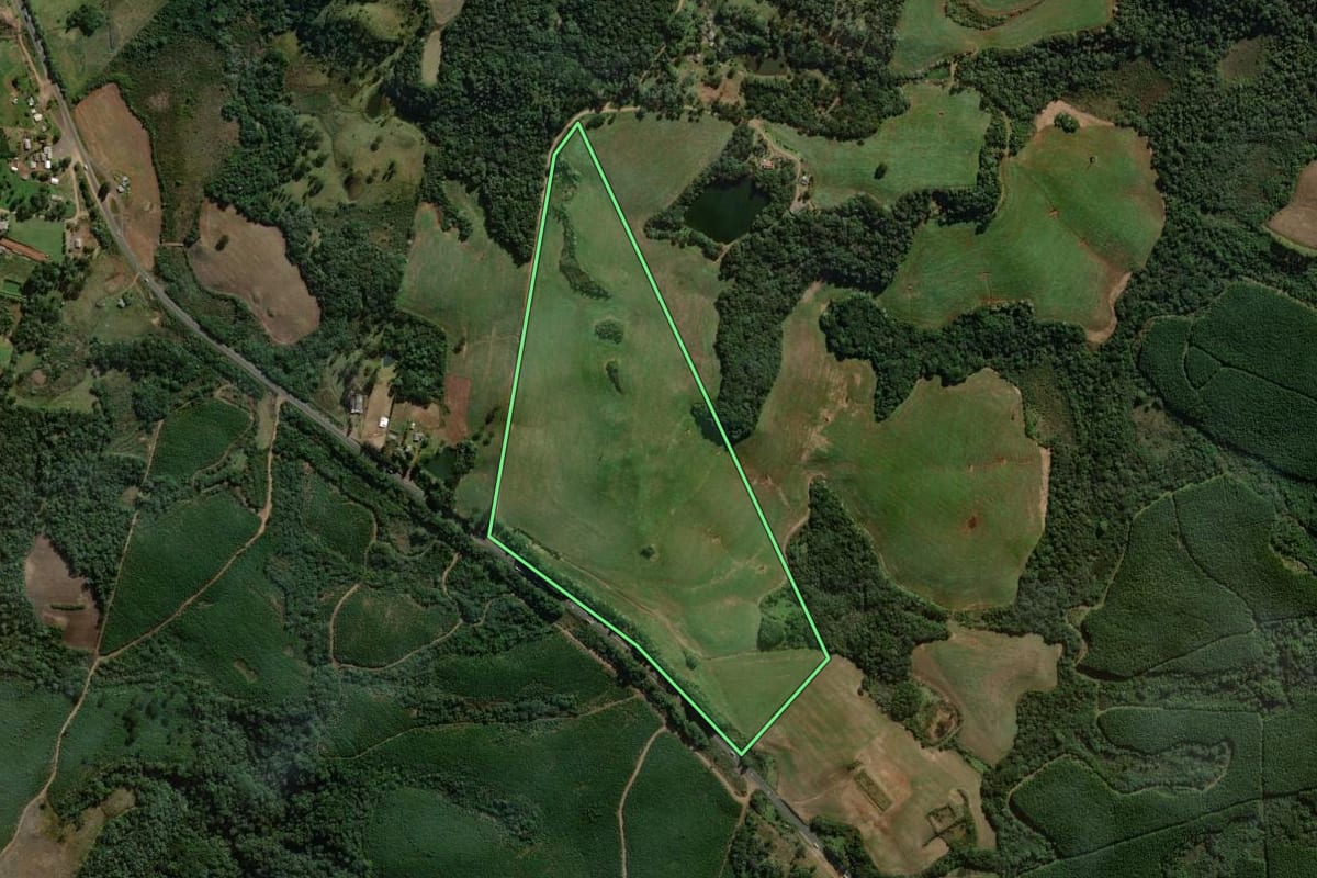 Imagem de satélite do imóvel rural em Ponte Serrada (SC), com o contorno declarado no CAR desenhado por cima.