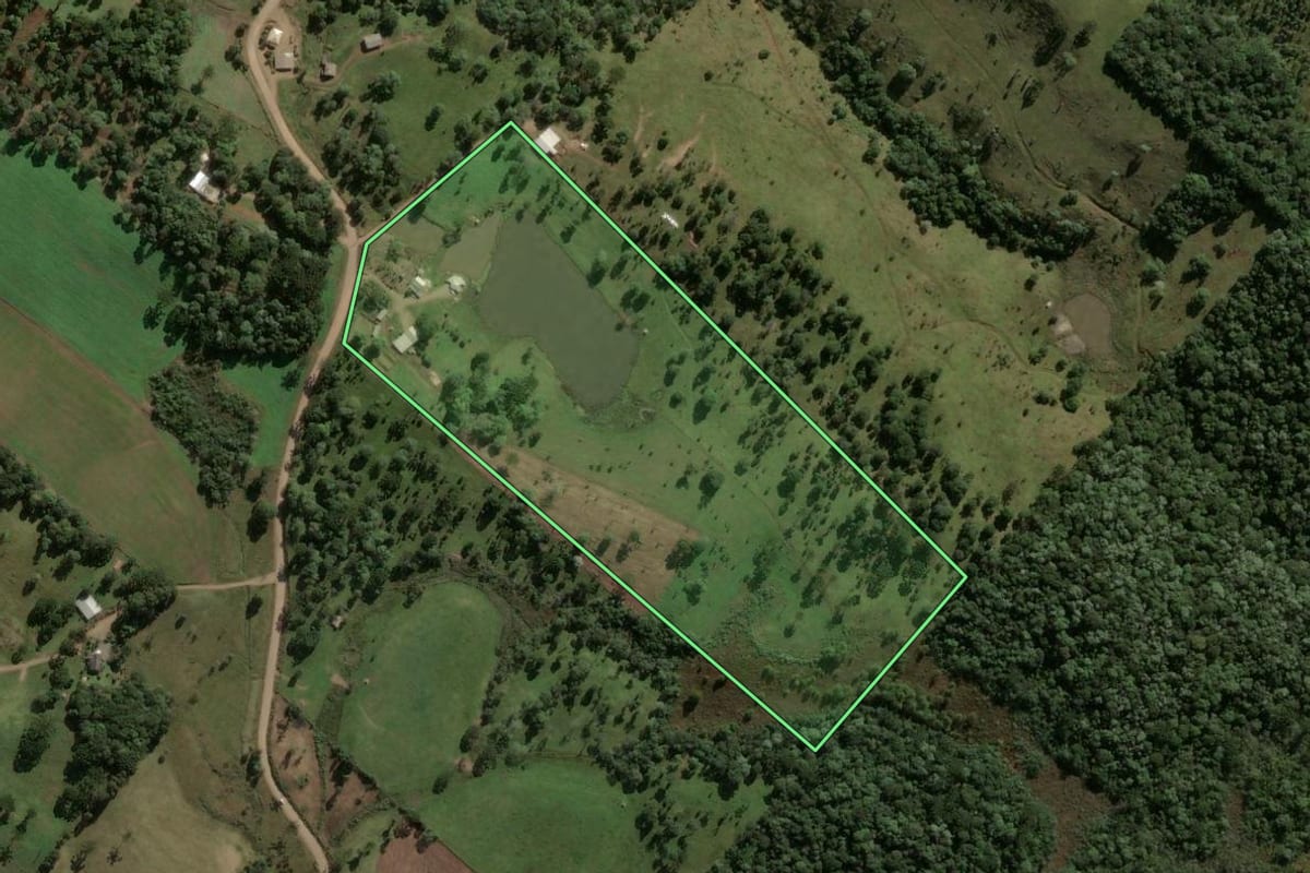 Imagem de satélite do imóvel rural em Ponte Serrada (SC), com o contorno declarado no CAR desenhado por cima.