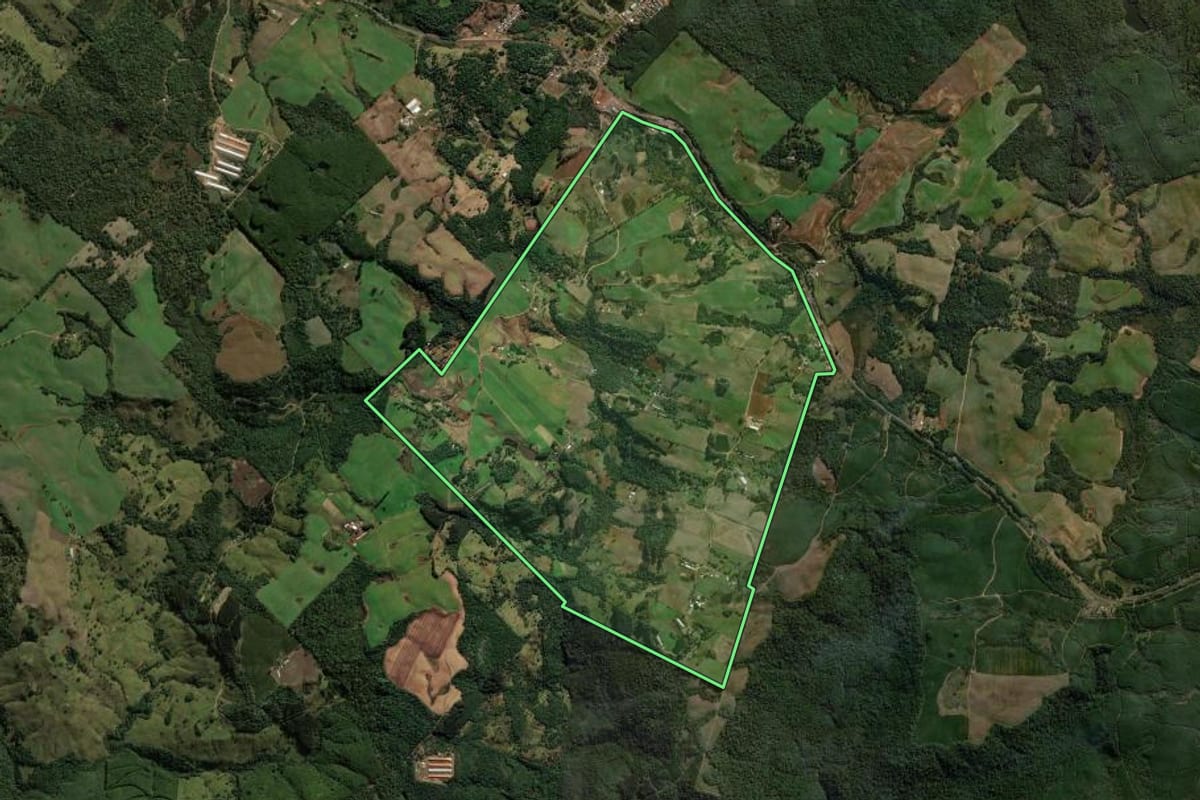 Imagem de satélite do imóvel rural em Ponte Serrada (SC), com o contorno declarado no CAR desenhado por cima.