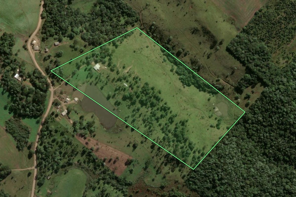 Imagem de satélite do imóvel rural em Ponte Serrada (SC), com o contorno declarado no CAR desenhado por cima.