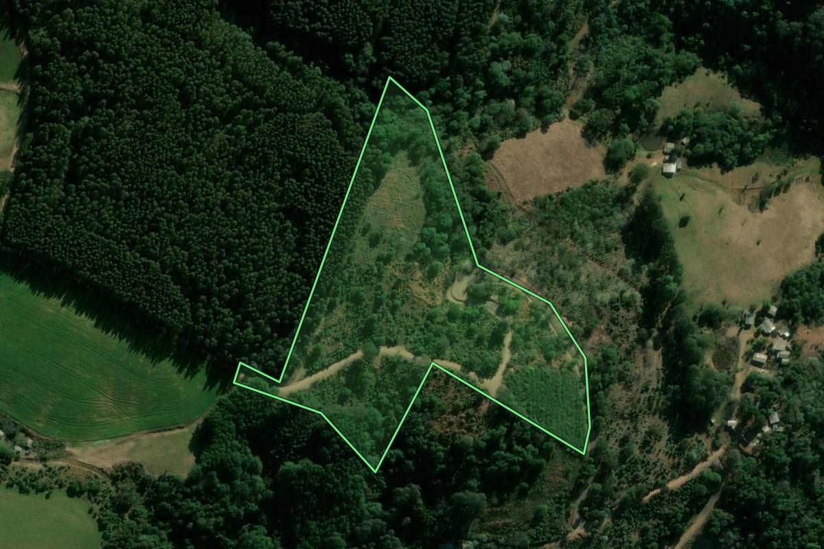 Imagem de satélite do imóvel rural em Ponte Serrada (SC), com o contorno declarado no CAR desenhado por cima.