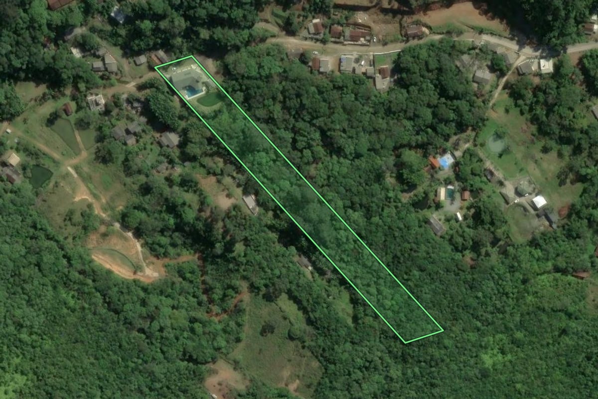 Imagem de satélite do imóvel rural em Porto Belo (SC), com o contorno declarado no CAR desenhado por cima.
