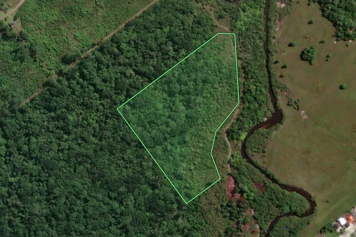 Imagem de satélite do imóvel rural em Porto Belo (SC), com o contorno declarado no CAR desenhado por cima.
