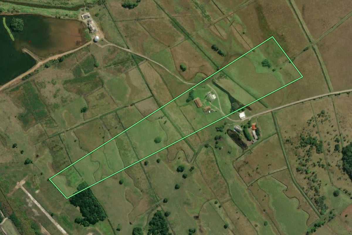 Imagem de satélite do imóvel rural em Porto Belo (SC), com o contorno declarado no CAR desenhado por cima.