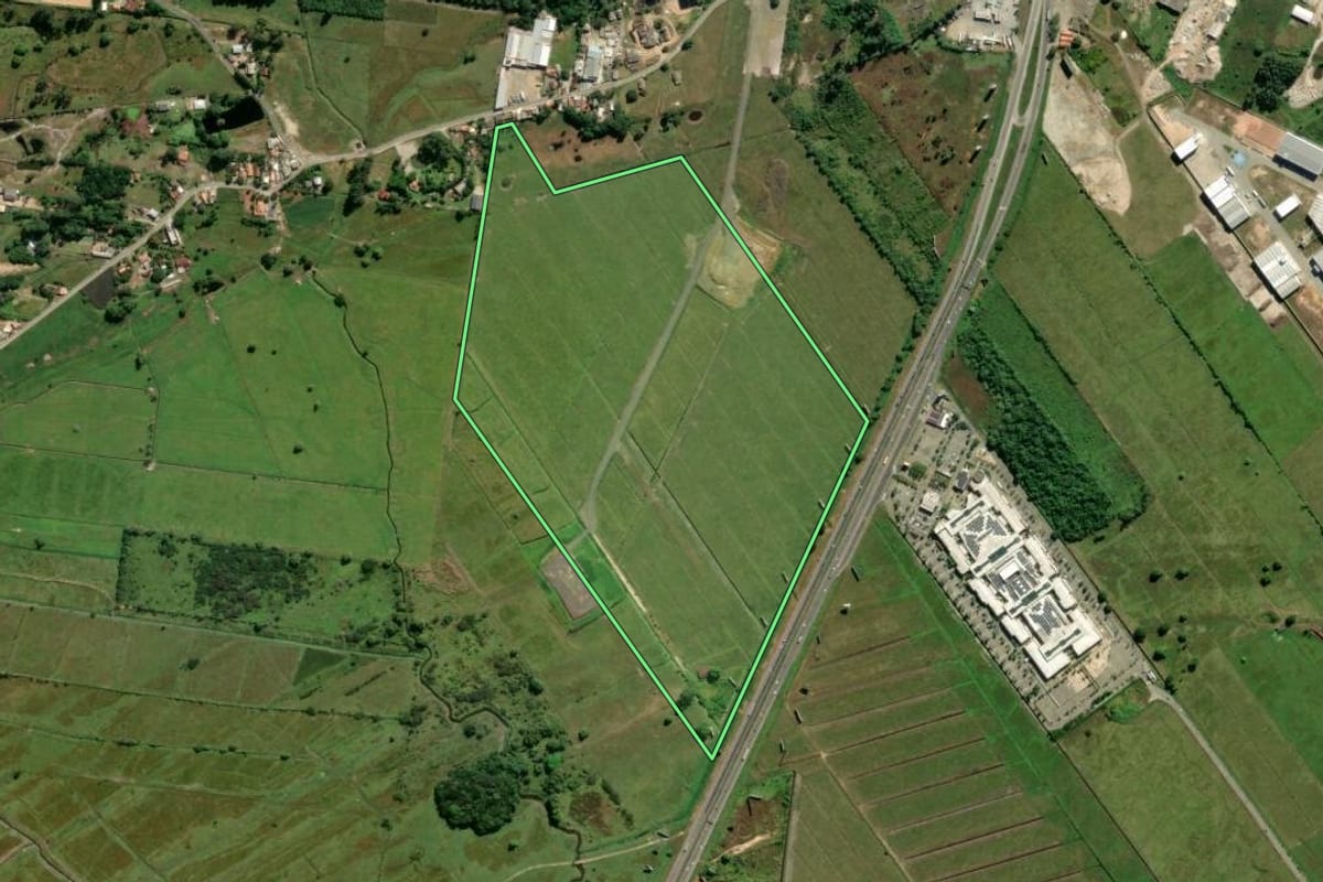 Imagem de satélite do imóvel rural em Porto Belo (SC), com o contorno declarado no CAR desenhado por cima.