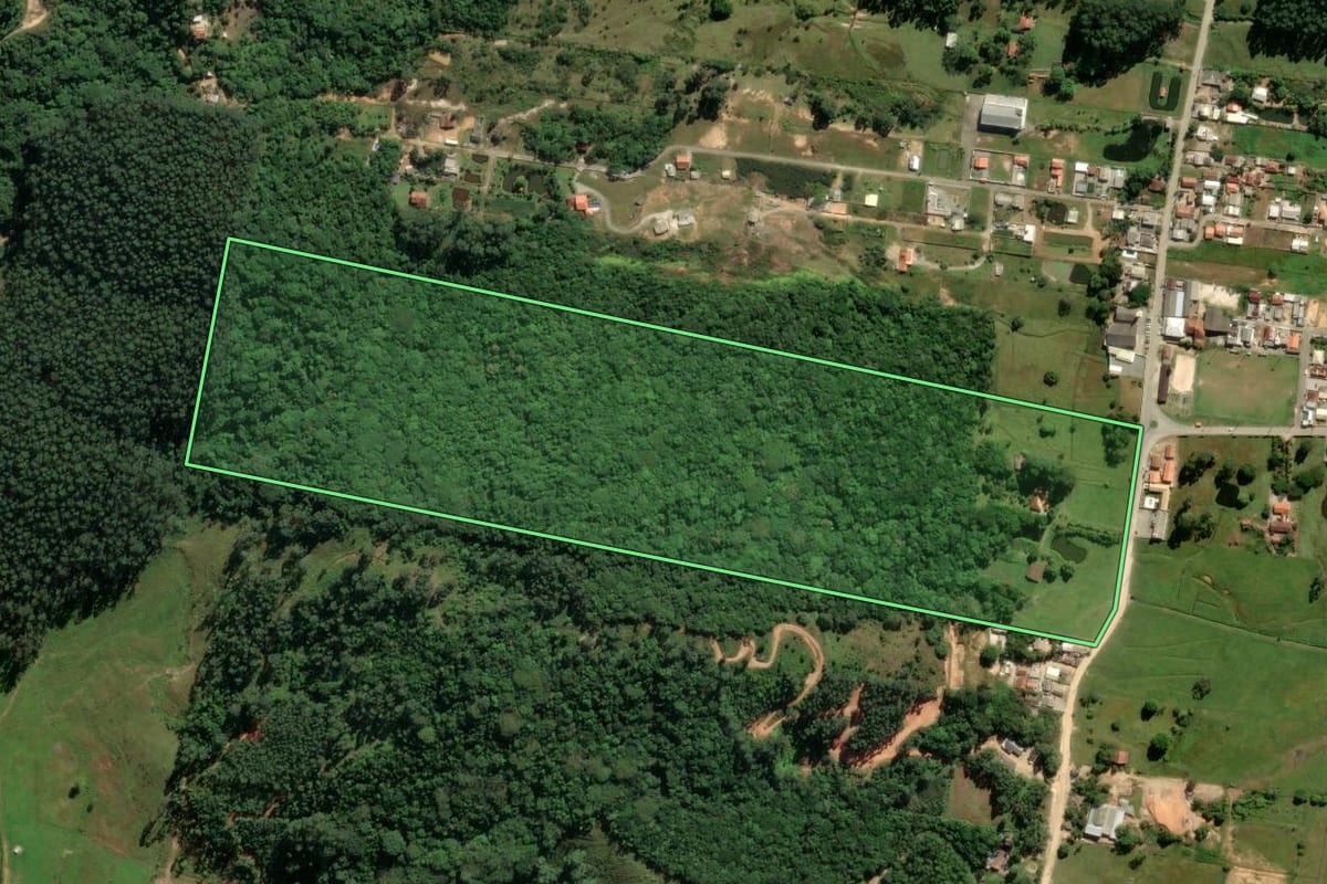 Imagem de satélite do imóvel rural em Porto Belo (SC), com o contorno declarado no CAR desenhado por cima.