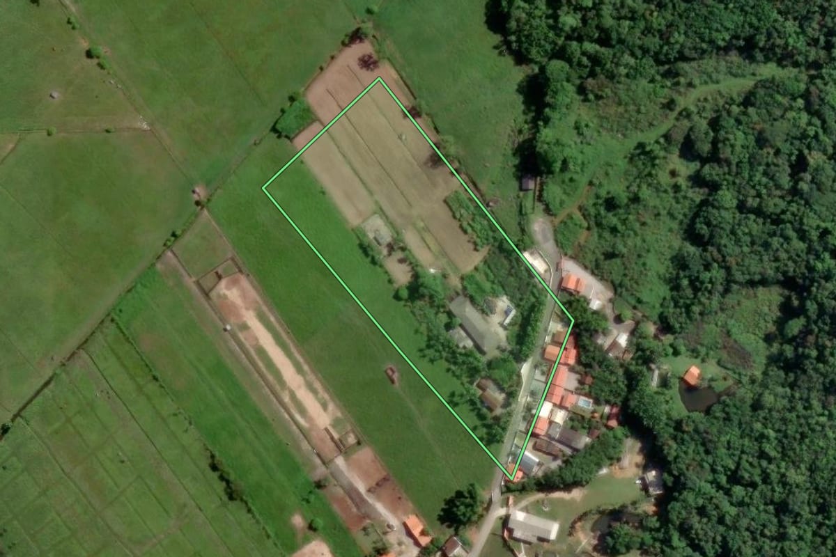 Imagem de satélite do imóvel rural em Porto Belo (SC), com o contorno declarado no CAR desenhado por cima.