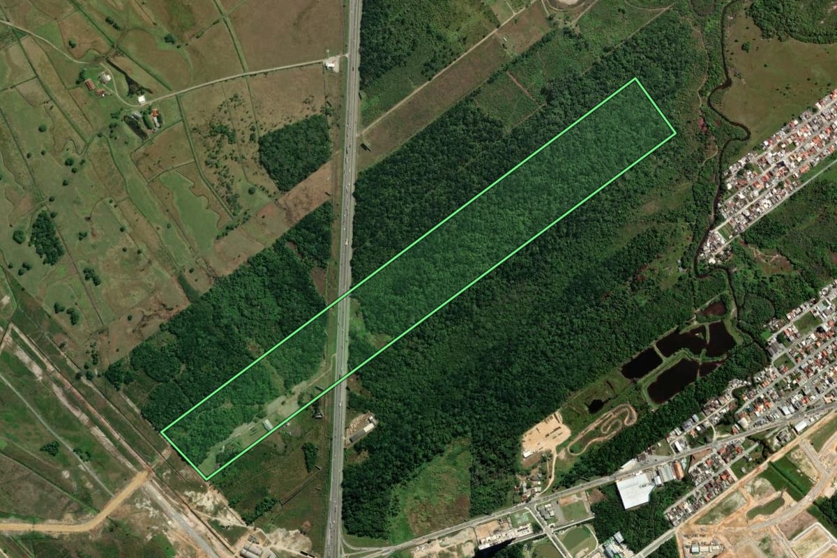Imagem de satélite do imóvel rural em Porto Belo (SC), com o contorno declarado no CAR desenhado por cima.