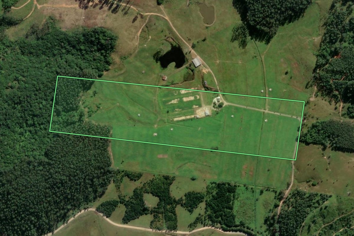 Imagem de satélite do imóvel rural em Porto Belo (SC), com o contorno declarado no CAR desenhado por cima.
