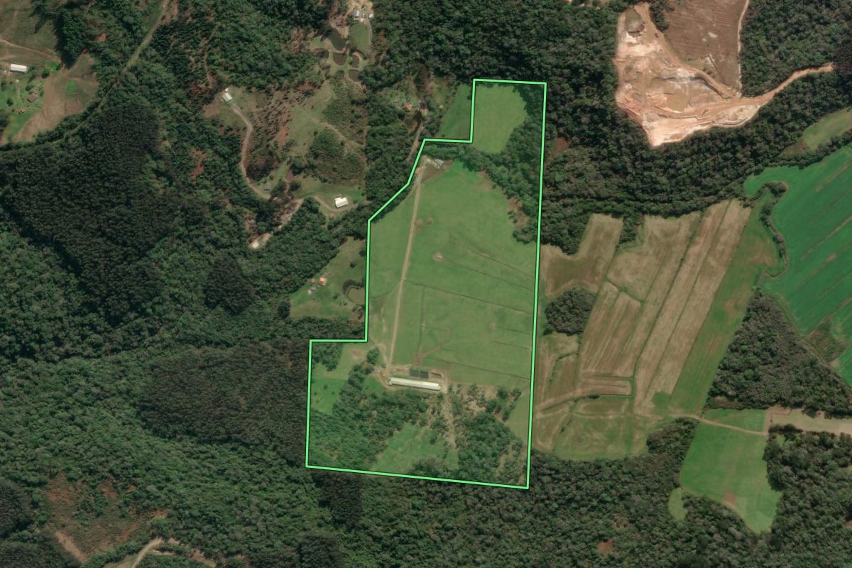 Imagem de satélite do imóvel rural em Porto União (SC), com o contorno declarado no CAR desenhado por cima.