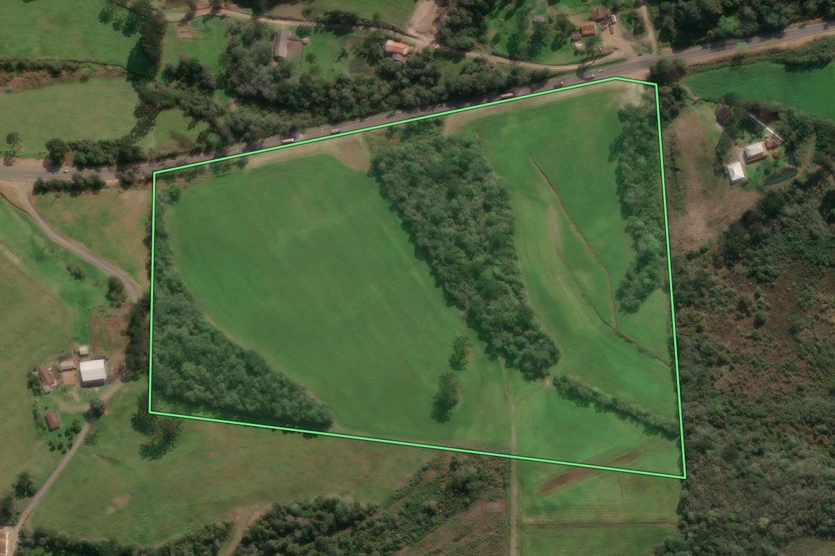 Imagem de satélite do imóvel rural em Porto União (SC), com o contorno declarado no CAR desenhado por cima.