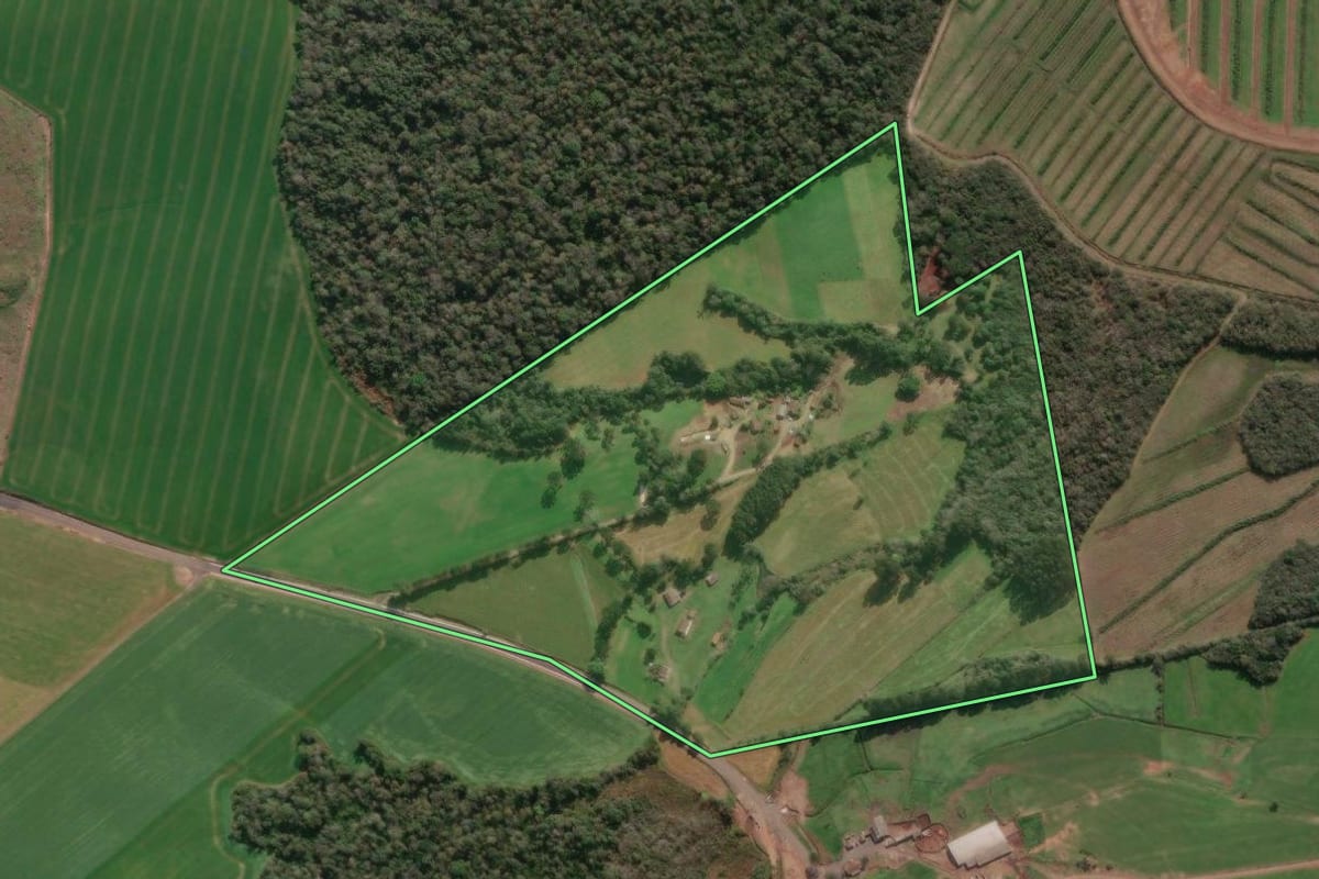 Imagem de satélite do imóvel rural em Porto União (SC), com o contorno declarado no CAR desenhado por cima.