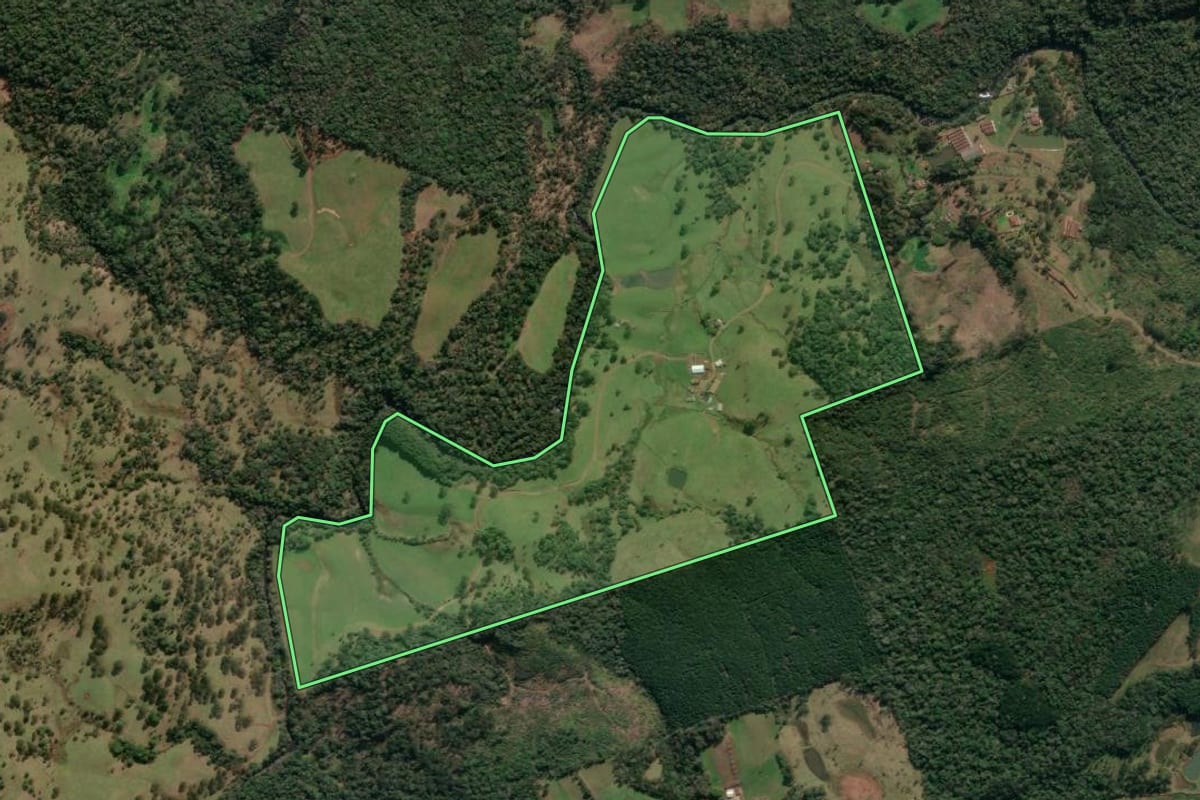 Imagem de satélite do imóvel rural em Porto União (SC), com o contorno declarado no CAR desenhado por cima.