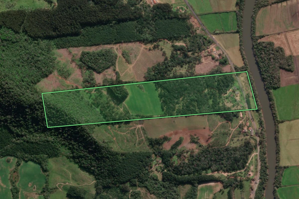 Imagem de satélite do imóvel rural em Porto União (SC), com o contorno declarado no CAR desenhado por cima.