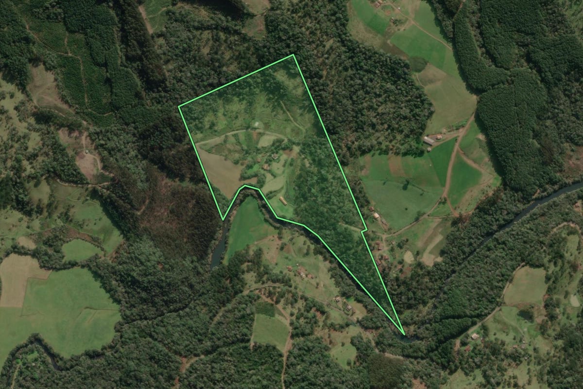 Imagem de satélite do imóvel rural em Porto União (SC), com o contorno declarado no CAR desenhado por cima.