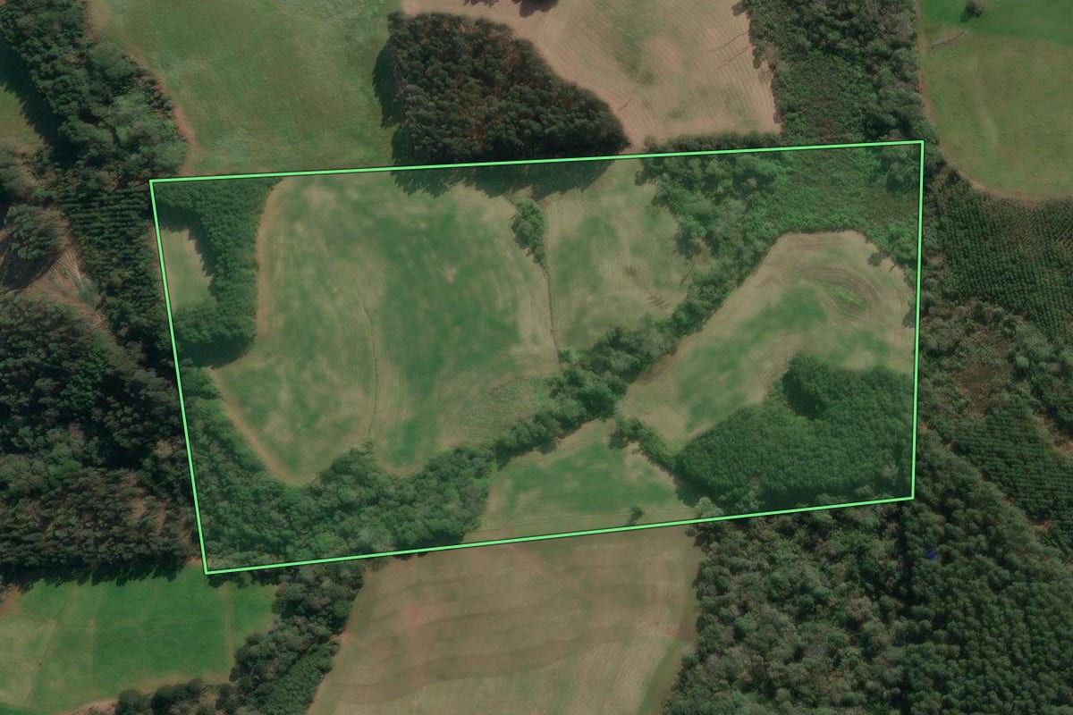 Imagem de satélite do imóvel rural em Porto União (SC), com o contorno declarado no CAR desenhado por cima.