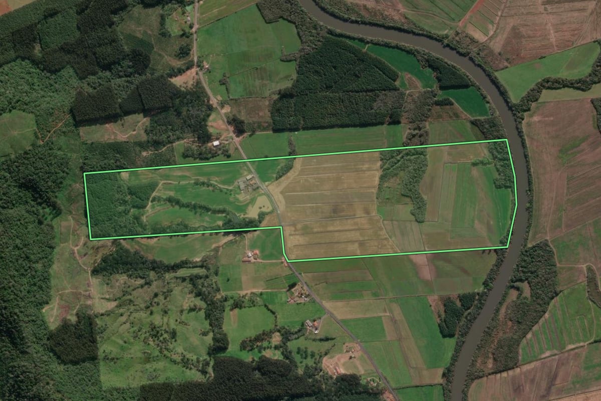 Imagem de satélite do imóvel rural em Porto União (SC), com o contorno declarado no CAR desenhado por cima.