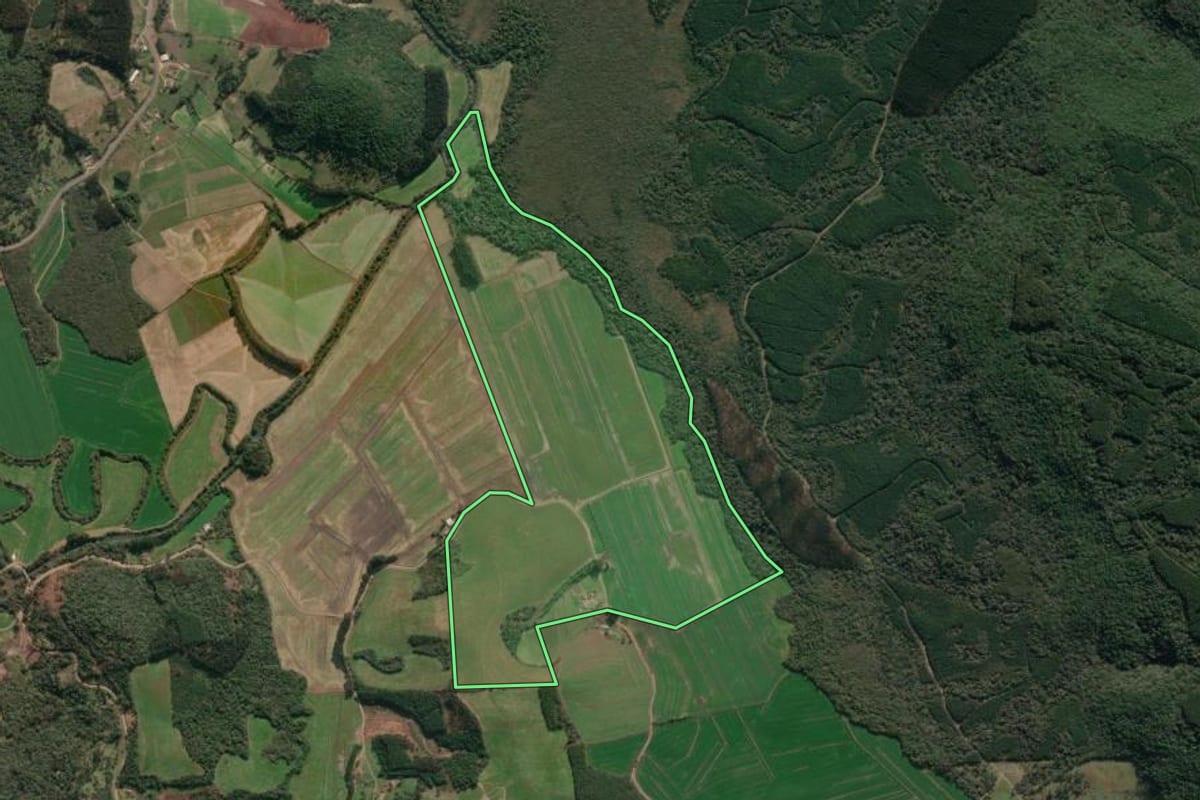 Imagem de satélite do imóvel rural em Porto União (SC), com o contorno declarado no CAR desenhado por cima.