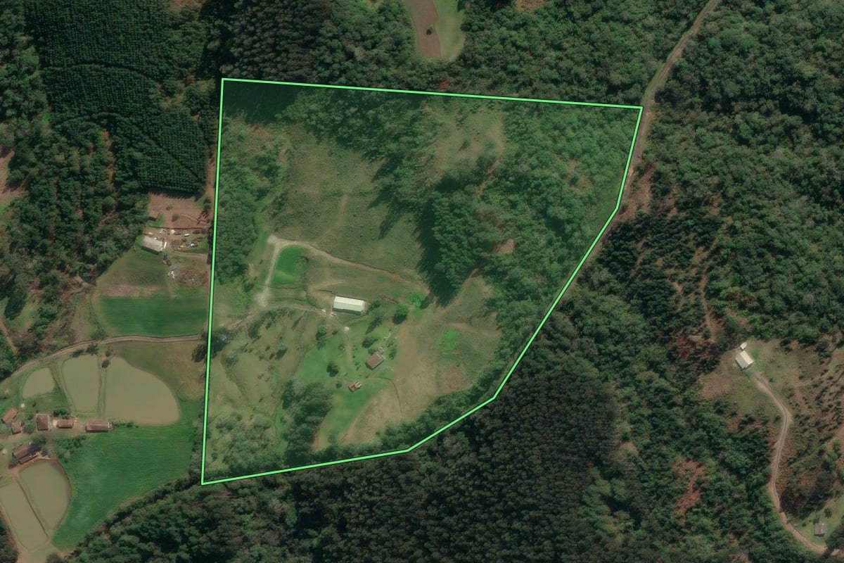 Imagem de satélite do imóvel rural em Porto União (SC), com o contorno declarado no CAR desenhado por cima.