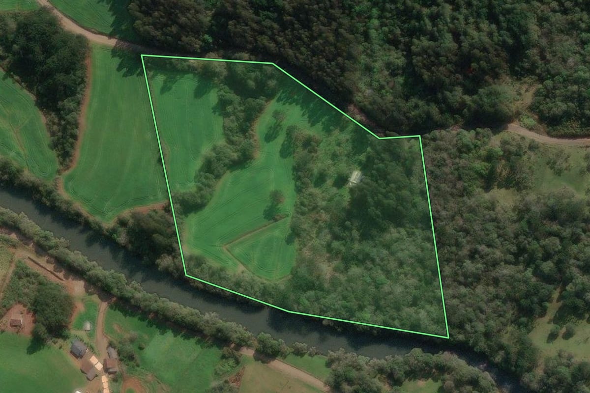 Imagem de satélite do imóvel rural em Porto União (SC), com o contorno declarado no CAR desenhado por cima.