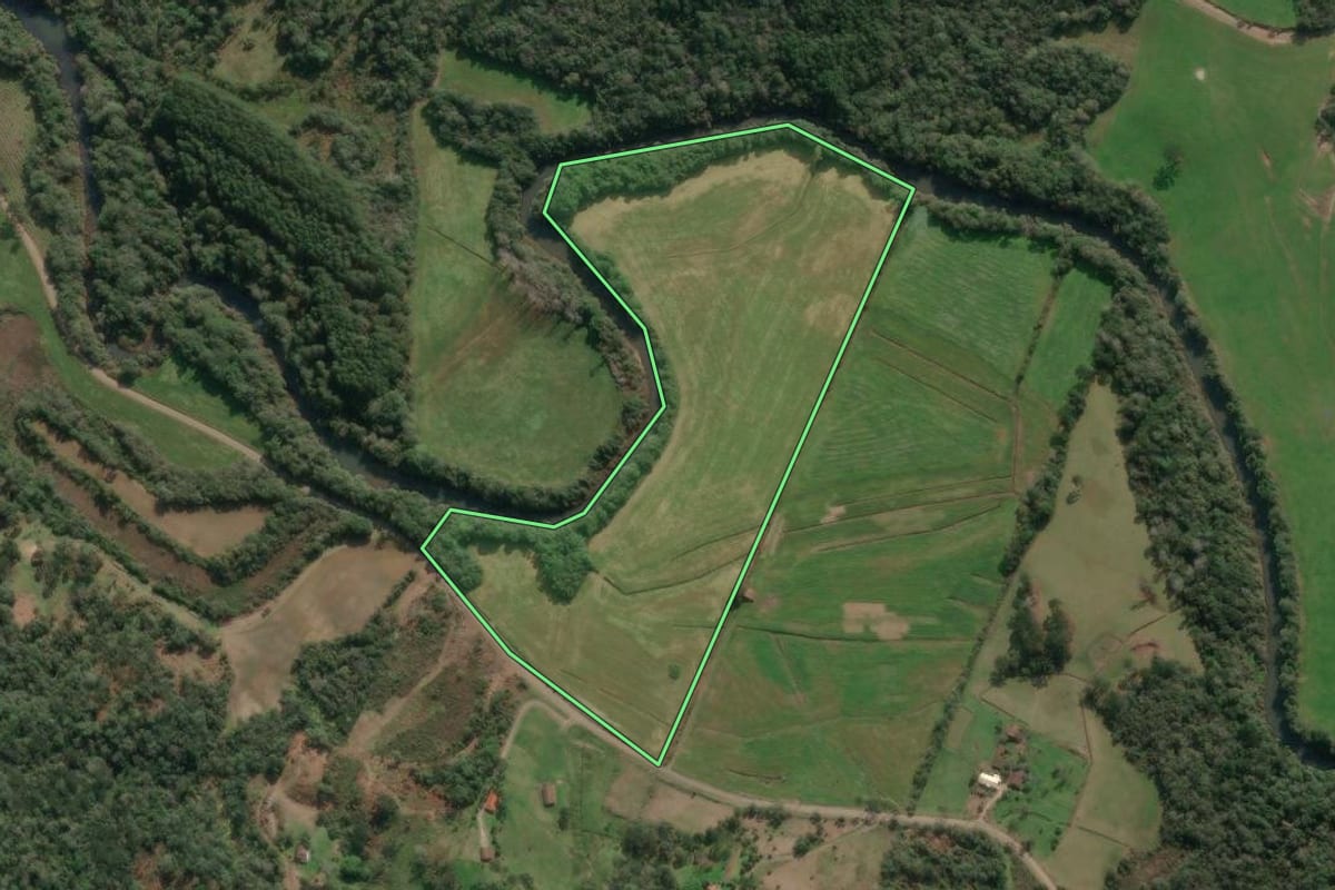 Imagem de satélite do imóvel rural em Porto União (SC), com o contorno declarado no CAR desenhado por cima.