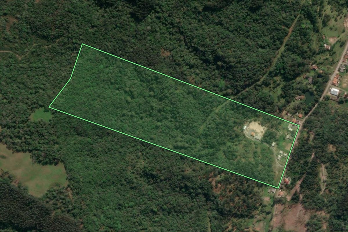 Imagem de satélite do imóvel rural em Porto União (SC), com o contorno declarado no CAR desenhado por cima.