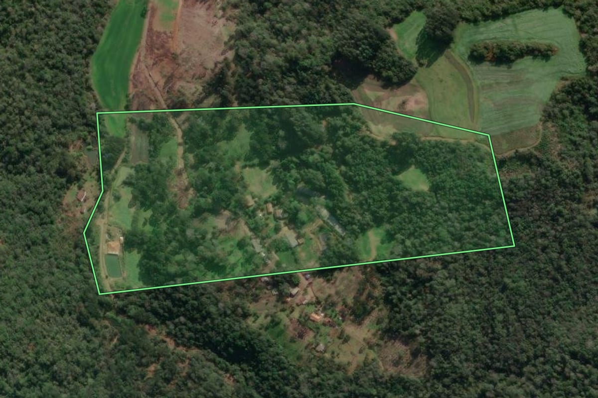 Imagem de satélite do imóvel rural em Porto União (SC), com o contorno declarado no CAR desenhado por cima.