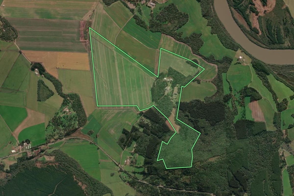 Imagem de satélite do imóvel rural em Porto União (SC), com o contorno declarado no CAR desenhado por cima.