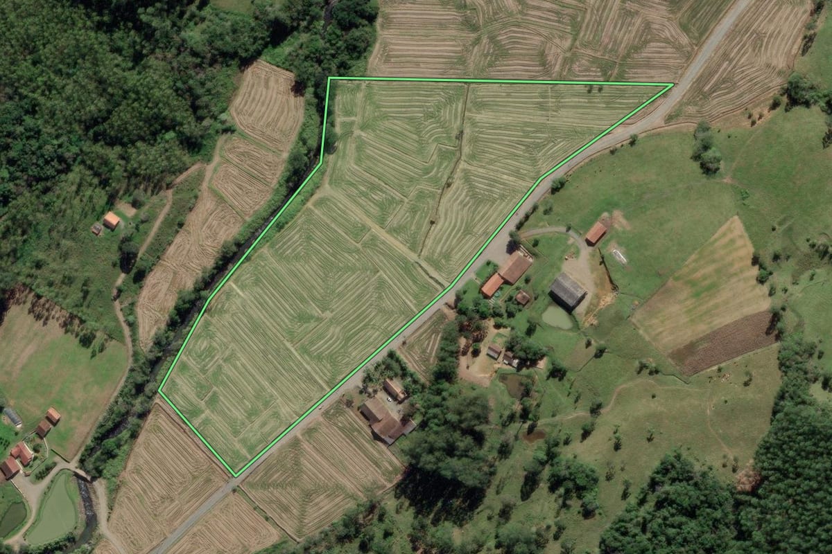 Imagem de satélite do imóvel rural em Pouso Redondo (SC), com o contorno declarado no CAR desenhado por cima.