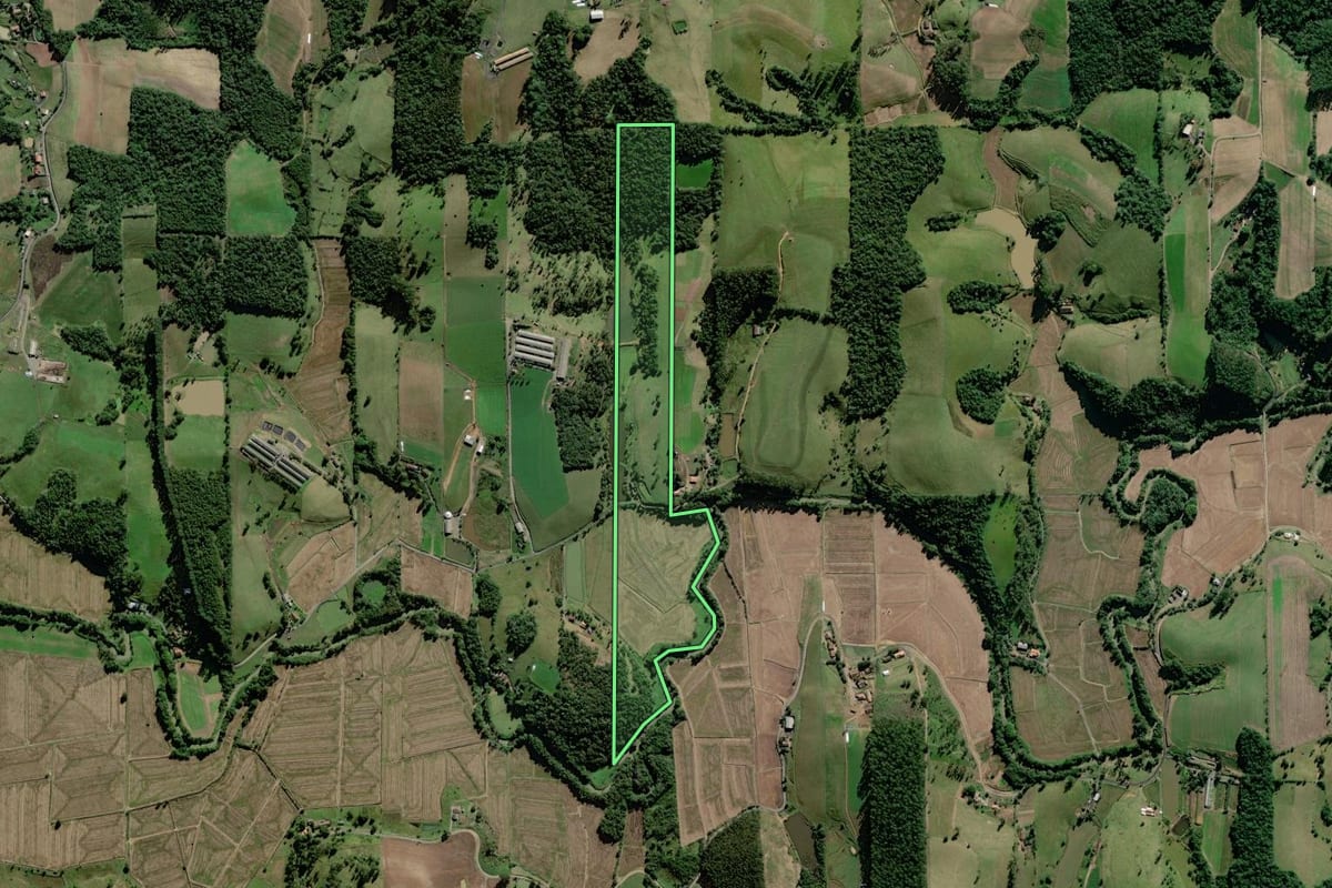 Imagem de satélite do imóvel rural em Pouso Redondo (SC), com o contorno declarado no CAR desenhado por cima.