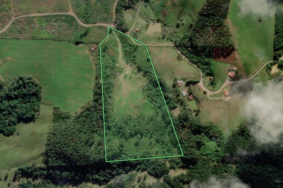 Imagem de satélite do imóvel rural em Pouso Redondo (SC), com o contorno declarado no CAR desenhado por cima.