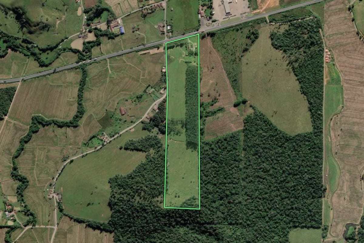 Imagem de satélite do imóvel rural em Pouso Redondo (SC), com o contorno declarado no CAR desenhado por cima.