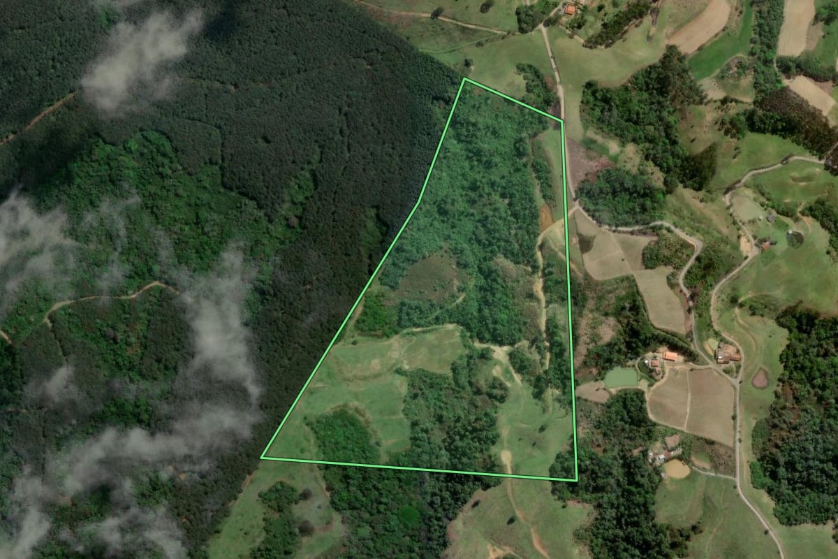 Imagem de satélite do imóvel rural em Pouso Redondo (SC), com o contorno declarado no CAR desenhado por cima.