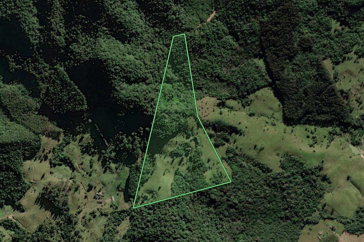 Imagem de satélite do imóvel rural em Pouso Redondo (SC), com o contorno declarado no CAR desenhado por cima.