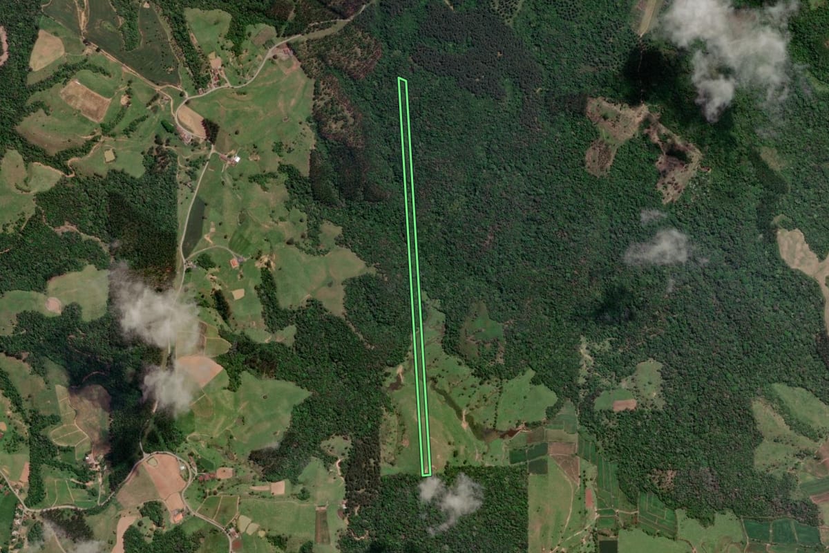 Imagem de satélite do imóvel rural em Pouso Redondo (SC), com o contorno declarado no CAR desenhado por cima.