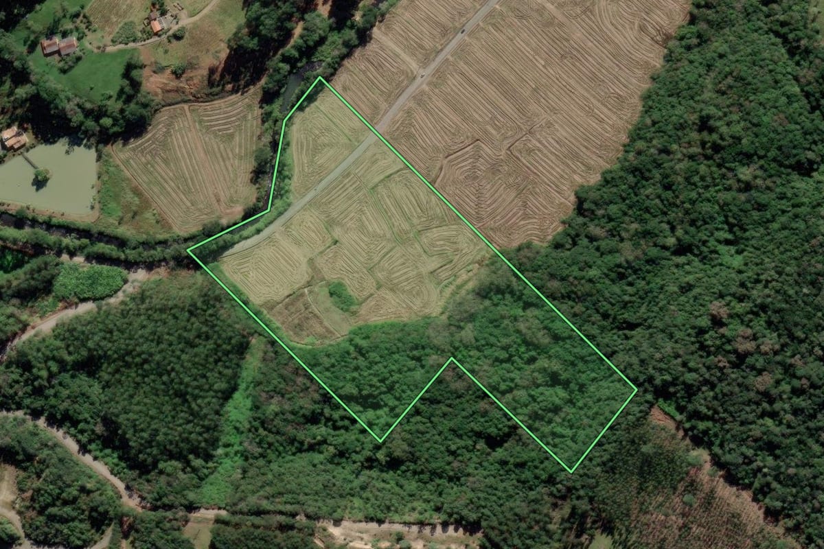 Imagem de satélite do imóvel rural em Pouso Redondo (SC), com o contorno declarado no CAR desenhado por cima.
