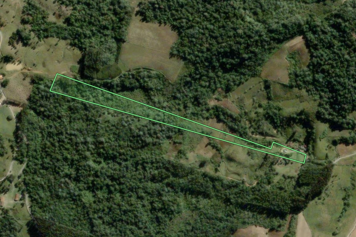 Imagem de satélite do imóvel rural em Pouso Redondo (SC), com o contorno declarado no CAR desenhado por cima.