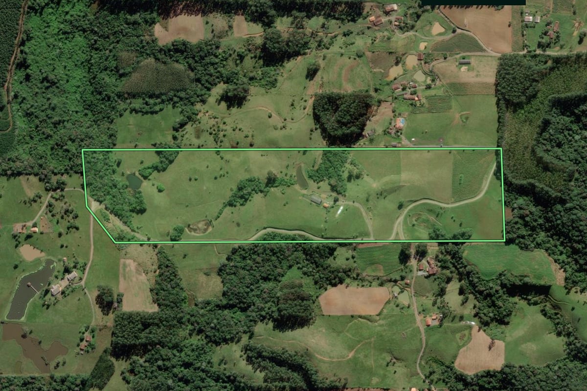 Imagem de satélite do imóvel rural em Pouso Redondo (SC), com o contorno declarado no CAR desenhado por cima.