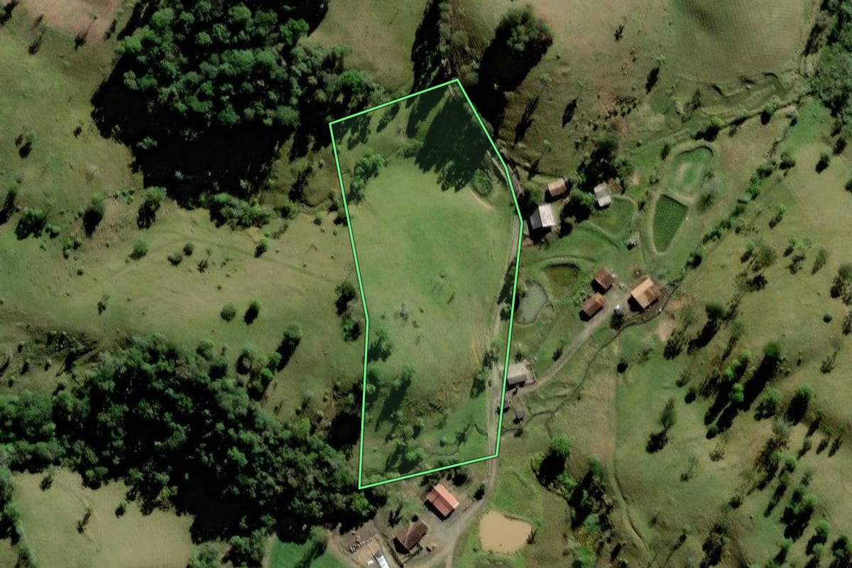 Imagem de satélite do imóvel rural em Pouso Redondo (SC), com o contorno declarado no CAR desenhado por cima.
